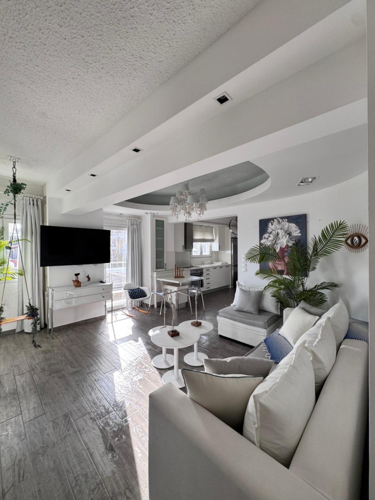 Dedis Apartment's *