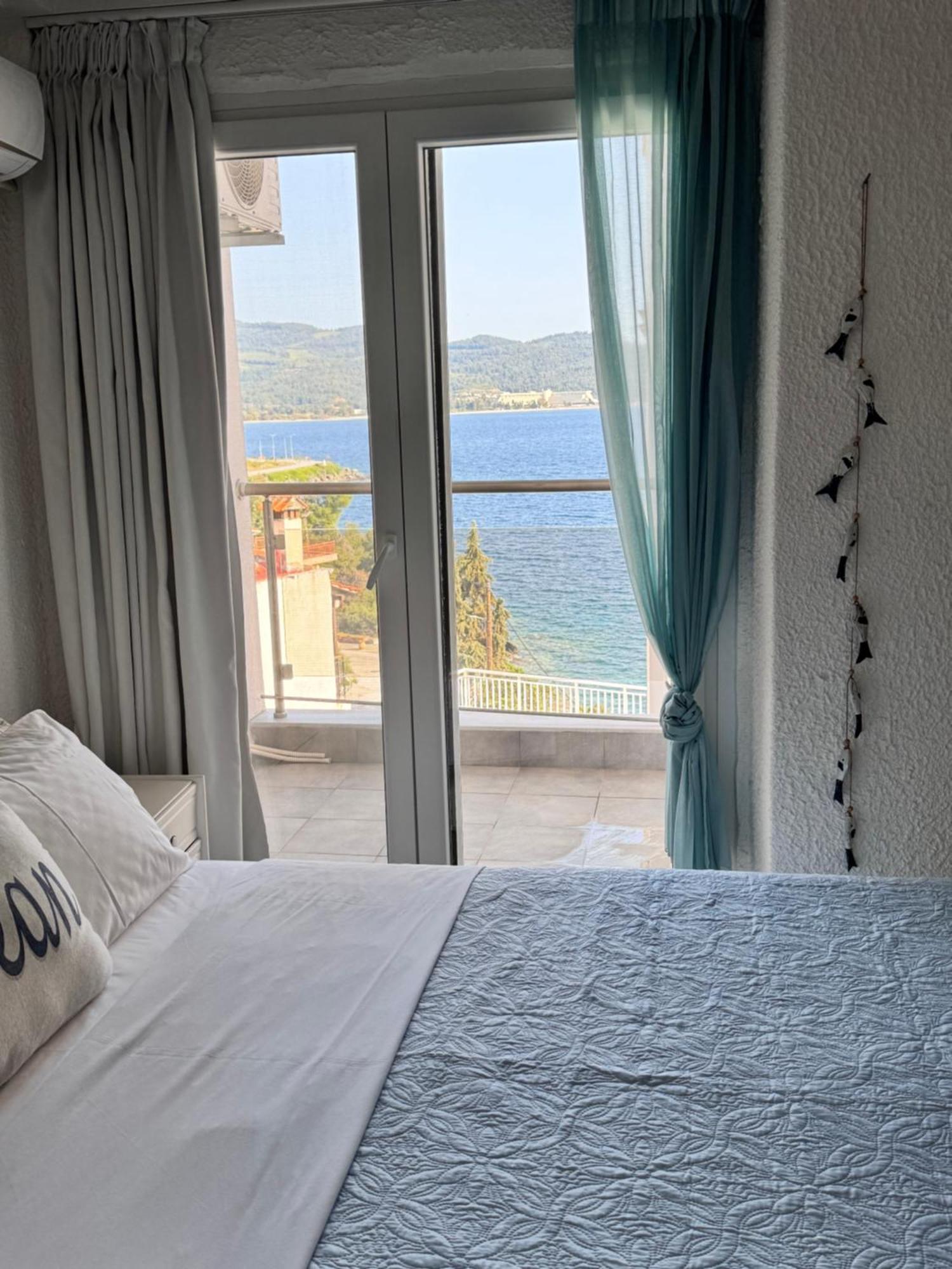 Dedis Apartment's *